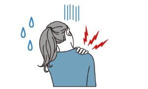 肩を触る女性